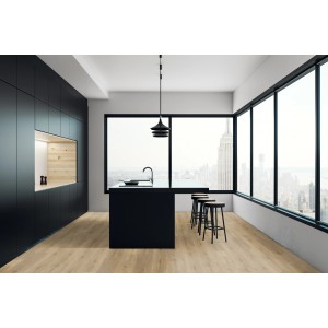 Moderner Raum mit Click-Vinylboden SPC Dschibuti Eiche in Holzoptik.