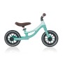 Mintgrünes Globber Go Bike Elite Air Laufrad für Kinder mit 10 Zoll Luftbereifung und höhenverstellbarem braunem Sattel.