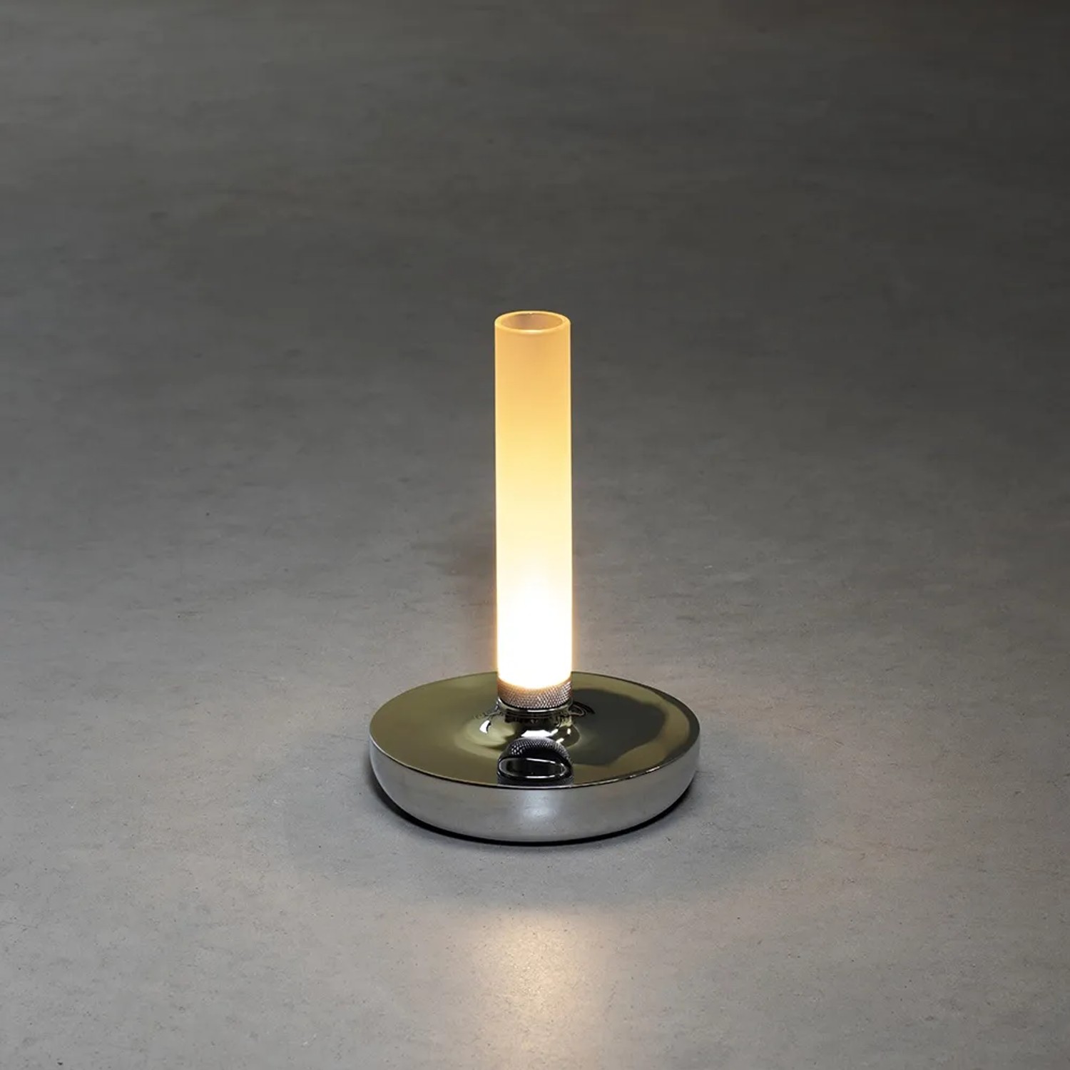 Konstsmide LED-Akku-Vase Biarritz, silberfarbene Deko-Leuchte für Innen und Außen, ø 13,5 x 20,5 cm.