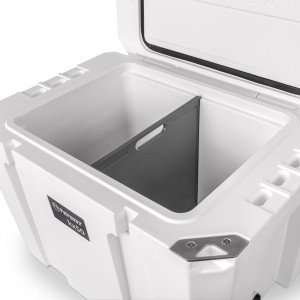 Petromax Schneidebrett aus Kunststoff als Trennbrett in einer weißen Kühlbox KX50.