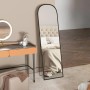 Schwarzer HOMCOM Ganzkörperspiegel mit Aluminiumrahmen und Bogenform, freistehend im Schlafzimmer. Modernes Design.