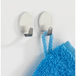 Wenko Zwerg-Haken 4er-Set, matte Edelstahl Wandhaken für Bad und Haushalt, einer mit blauem Handtuch.