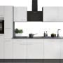 Weiße Respekta Küchenzeile Oliver 310 cm mit Elektrogeräten und Arbeitsplatte in Granitoptik.