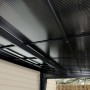 Detailaufnahme der anthrazitfarbenen Sojag Terrassenüberdachung St. Barthelemy mit Dachplatten.
