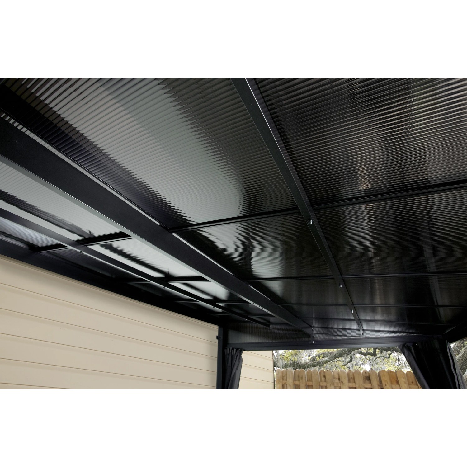 Detailaufnahme der anthrazitfarbenen Sojag Terrassenüberdachung St. Barthelemy mit Dachplatten.