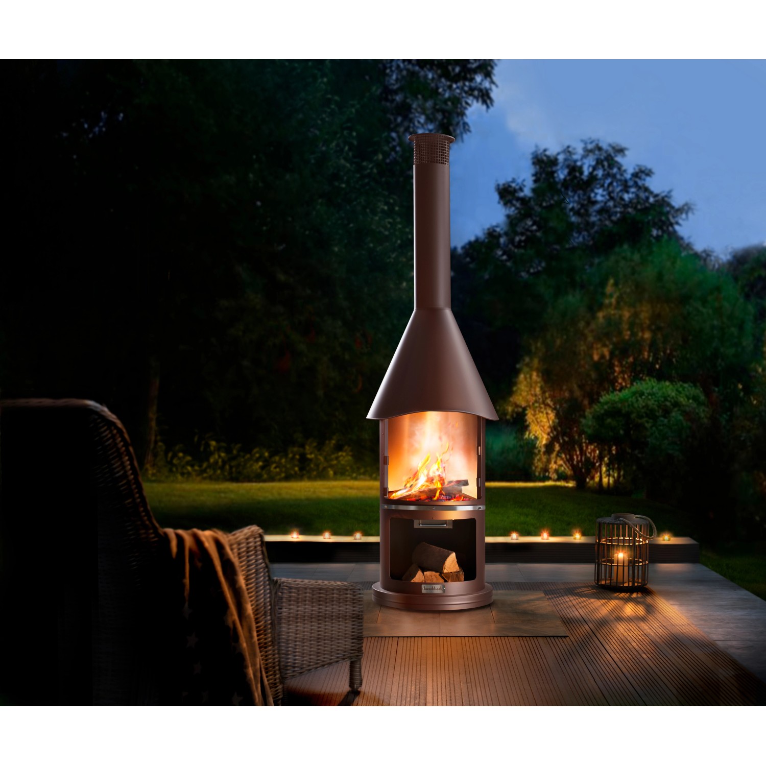Buschbeck Grillkamin Auckland Braun Metallic mit Feuerstelle und Holzlagerung im Garten.
