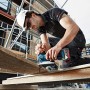 Bosch Akku-Stichsäge GST 12V-70 in Nutzung: Handwerker sägt Holz mit der Stichsäge auf einer Baustelle.