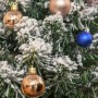 HOMCOM Weihnachtsbaum 60cm mit Schneeeffekt, geschmückt mit kupferfarbenen und blauen Weihnachtskugeln.