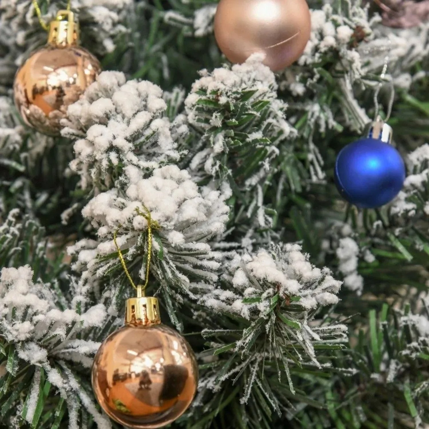HOMCOM Weihnachtsbaum 60cm mit Schneeeffekt, geschmückt mit kupferfarbenen und blauen Weihnachtskugeln.