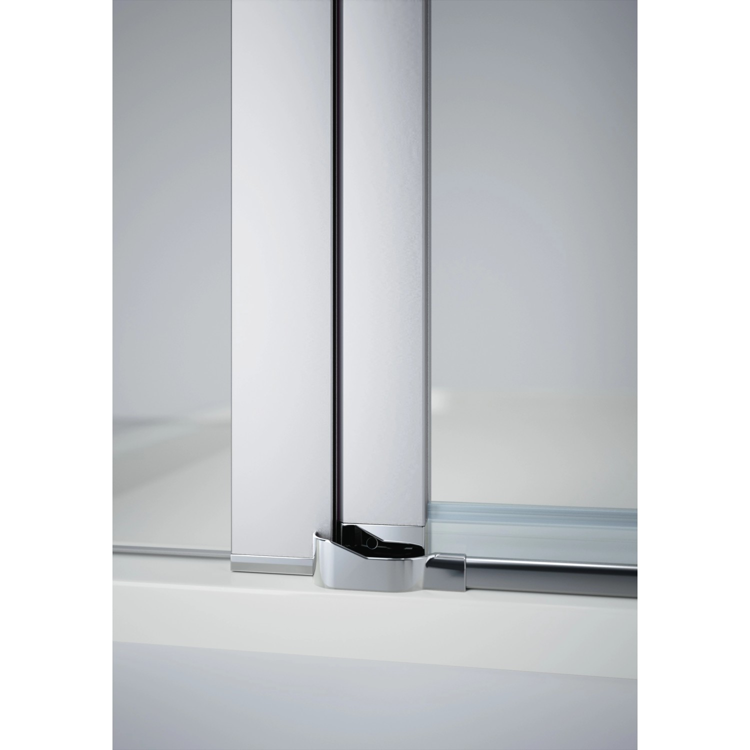 Detailaufnahme: Hüppe Schwingtür Design Pure Black Edition, festes Segment, Beschläge in Chromoptik.