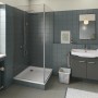 Badezimmer mit schieferfarbenen Fliesen, lackiert mit Alpina Fliesen-Lack Bad & Küche.