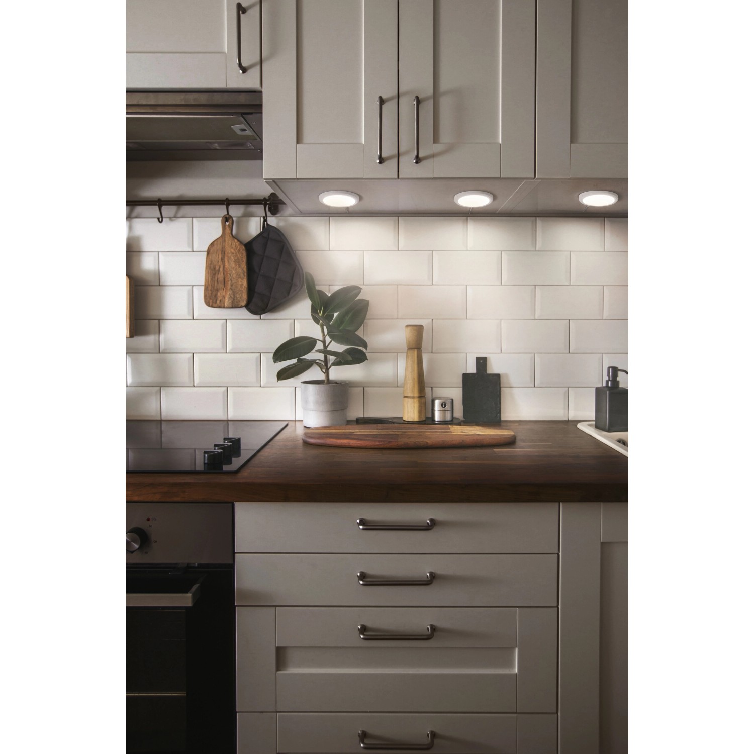 Ledvance Smart+ WiFi Unterbauleuchte, runde LED-Leuchte in Weiß unter Küchenschrank.