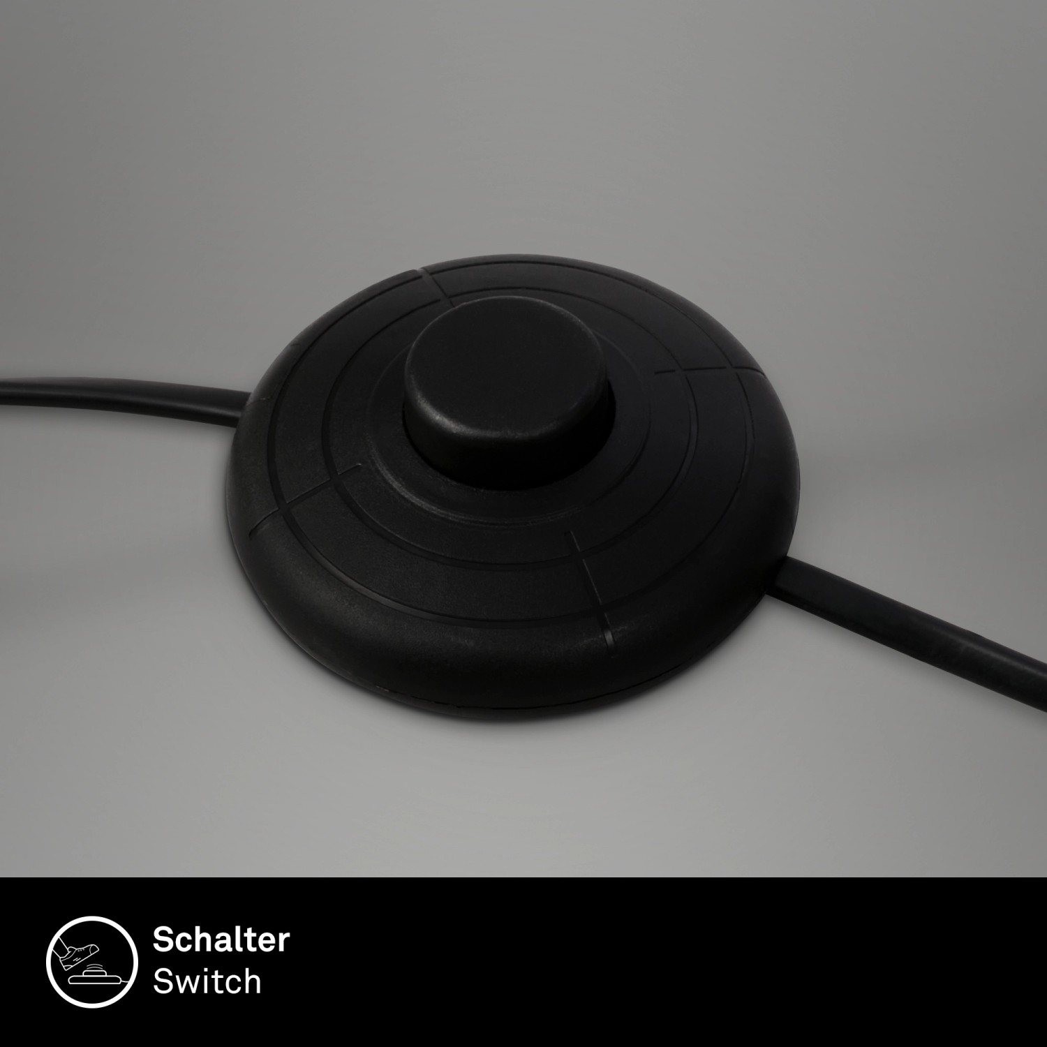 Detailaufnahme des Fußschalters der Briloner Stehleuchte Swing Nature.