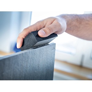 LUX Diamant Schleifpad 58x94mm, 120er Körnung in Anwendung zum Schleifen einer grauen Fläche.