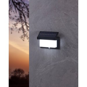 Schwarze Eglo LED Solar Wandleuchte Utrera mit Bewegungssensor an grauer Wand.