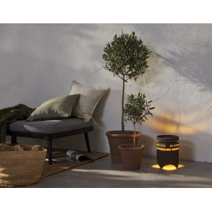Dunkelbraune Star Trading Solar-Laterne Marron, Ø 19,2 cm, Höhe 26 cm, mit warmweißem Flammeneffekt.