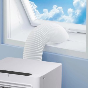 Hot Air Stop Dachfenster-Abdichtung mit Schlauch am geöffneten Fenster befestigt.
