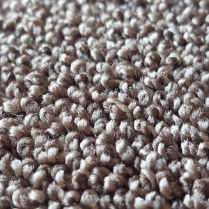 Detailaufnahme des braunen Andiamo Teppichboden Oslo Schlinge. Meterware mit Schlingenstruktur.