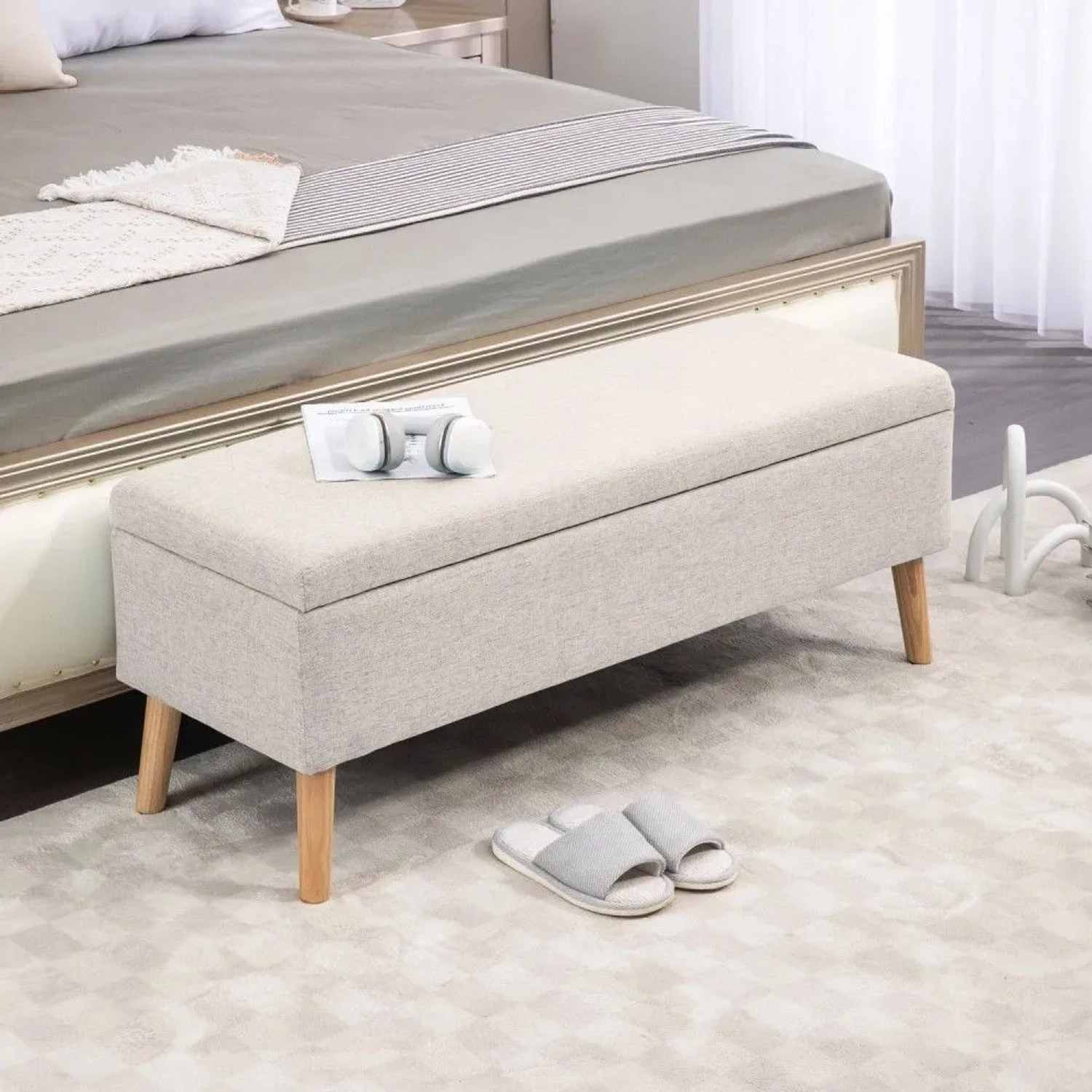 HOMCOM Sitzbank mit Stauraum in Leinenoptik, beige, mit Holzfüßen im Schlafzimmer. Ideal für Flur & Wohnzimmer.