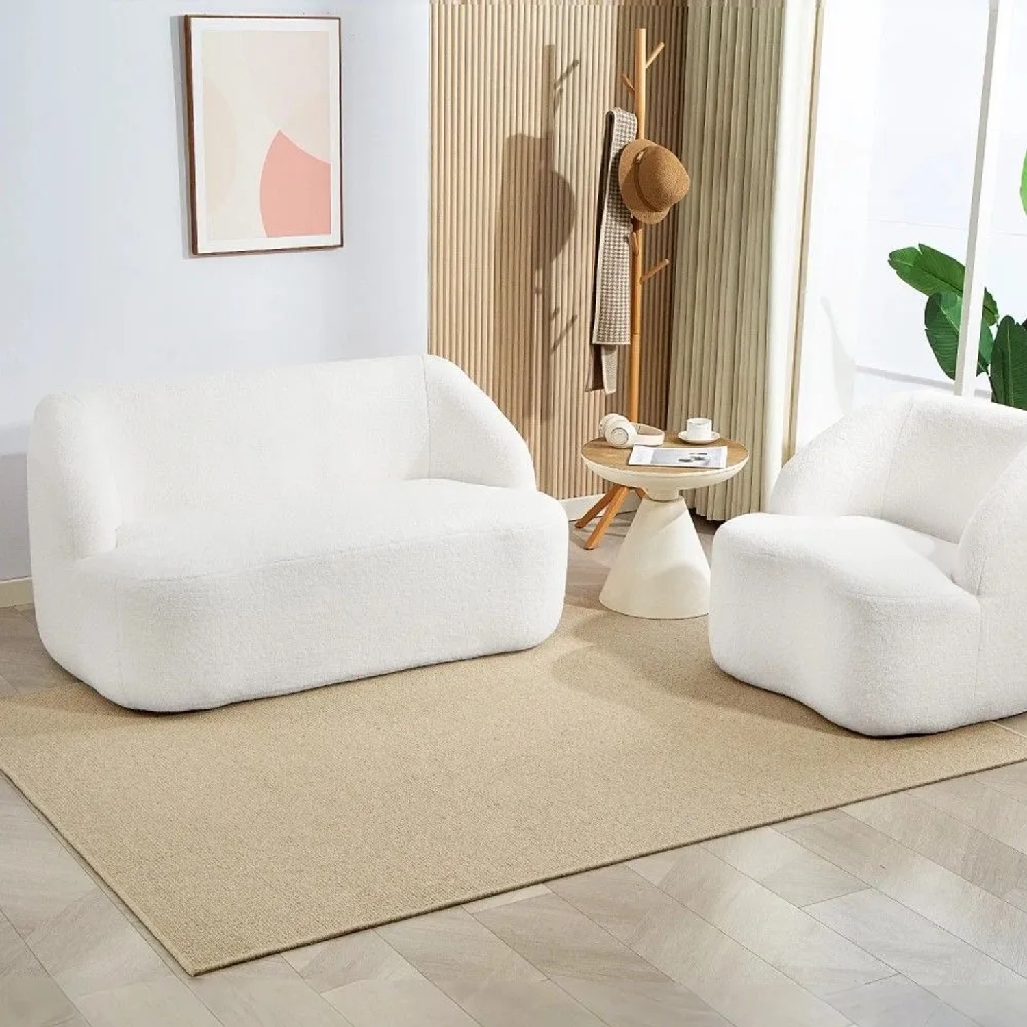 Cremeweißes HOMCOM 2-Sitzer Sofa mit geschwungenem Design und weichem Fleece-Bezug im modernen Wohnzimmer.