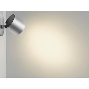 Silberner Philips LED-Spot Star (2er) an Wand mit warmweißem Licht.