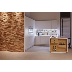 Wandgestaltung mit Rebel of Styles Verblender Colorado Teakholz in Küche. Holzverblender für gemütliches Ambiente.