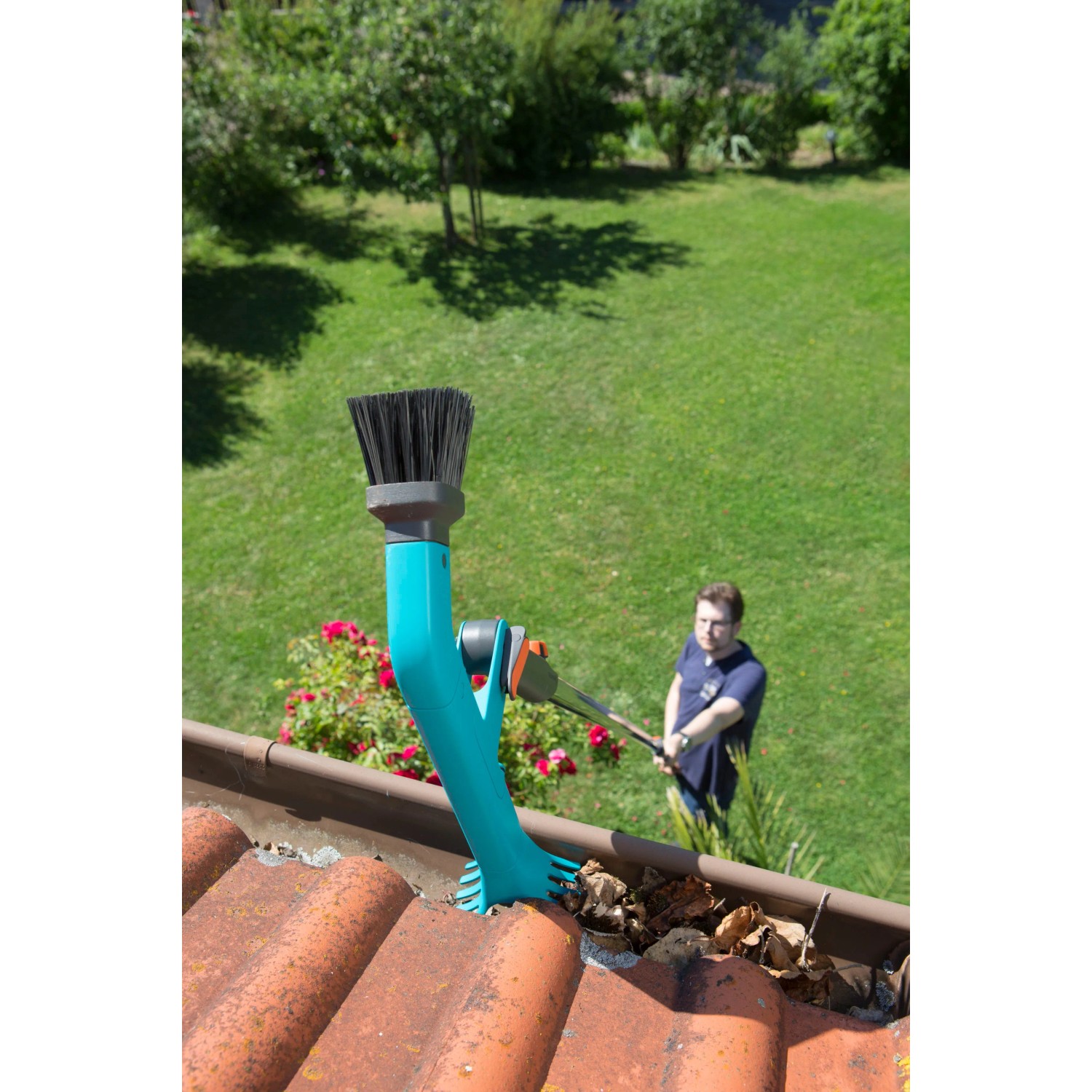 Gardena combisystem Dachrinnenreiniger im Einsatz: Dachreinigung mit Bürste und Schaber. Inkl. Anschluss für Gartenschlauch.