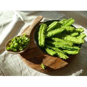 Blu Bio Spargelerbsen im Topf, grüne Hülsen in Schale und gehackt auf Löffel.