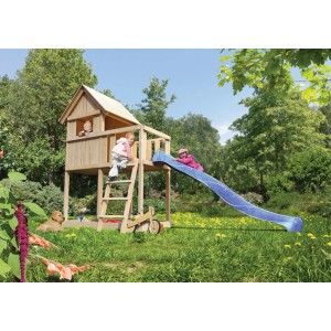 Karibu Kinderspielhaus Frieda Set mit Anbau und blauer Rutsche im Garten.