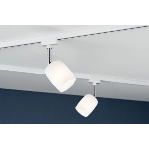 Zwei weiße Paulmann URail Spots Blossom mit Satinglas an einem Schienensystem.