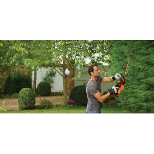 Mann schneidet Hecke mit Black+Decker Akku-Heckenschere GTC18452PCB. 18V, 45cm Schwertlänge.