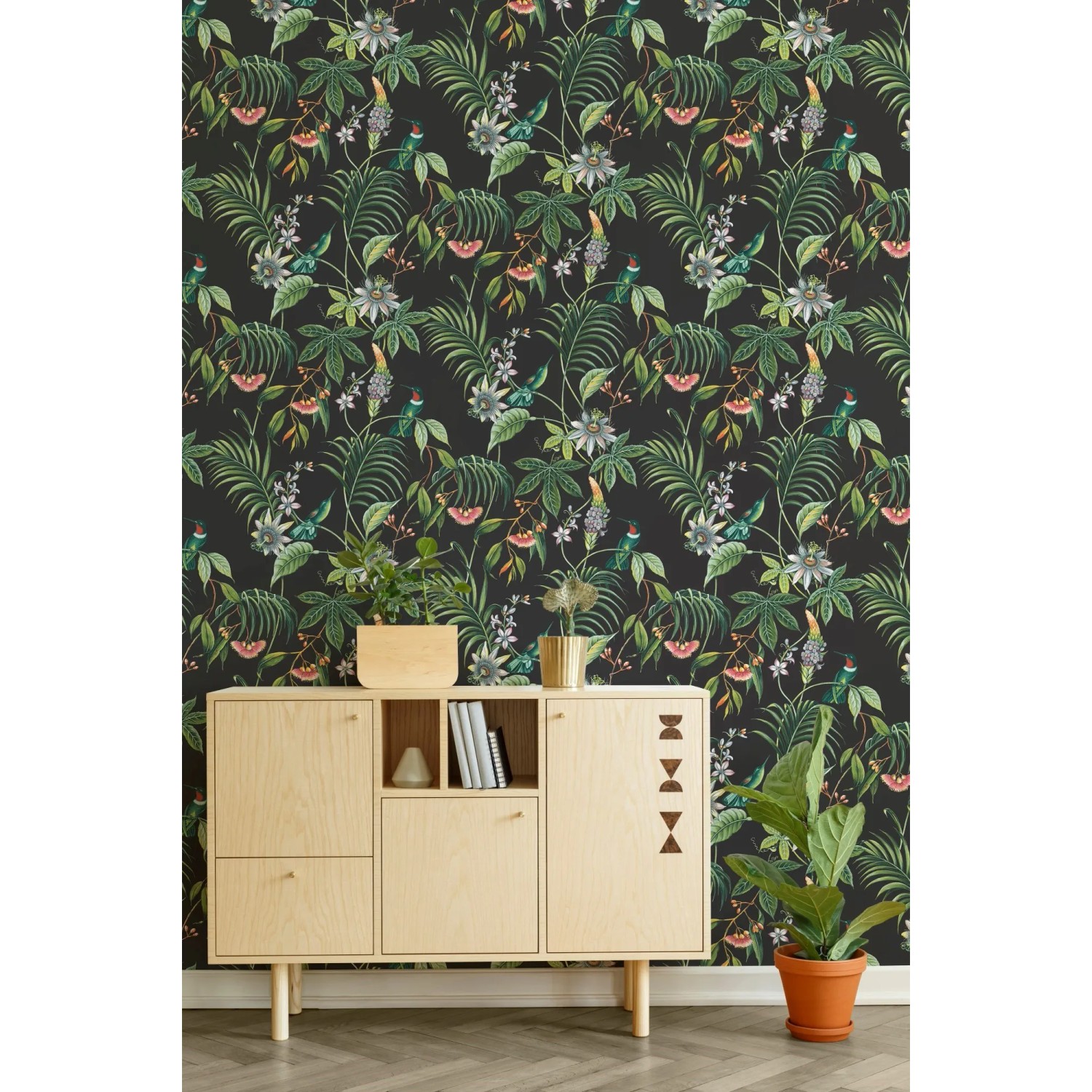 Superfresco Easy Vliestapete Adilah Dark mit Dschungelmotiv im Raum.