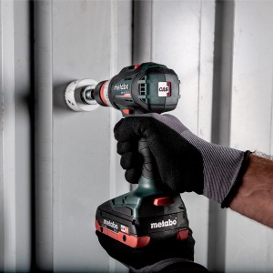 Metabo Akku-Bohrschrauber BS 18 LT BL Q Solo im Einsatz. Akkuschrauber mit Koffer.