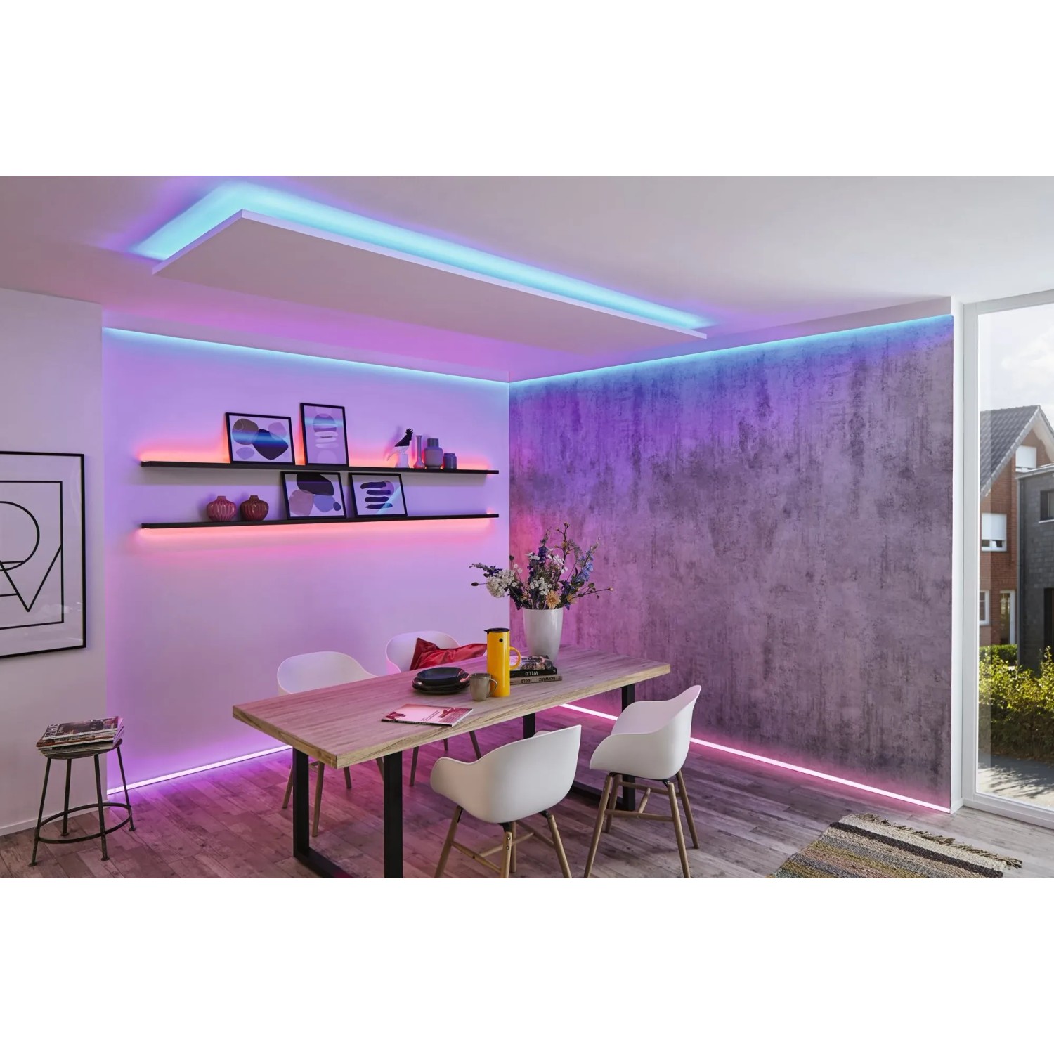 Wohnraum mit Paulmann MaxLED RGBW LED-Streifen, der farbiges und warmweißes Licht erzeugt.