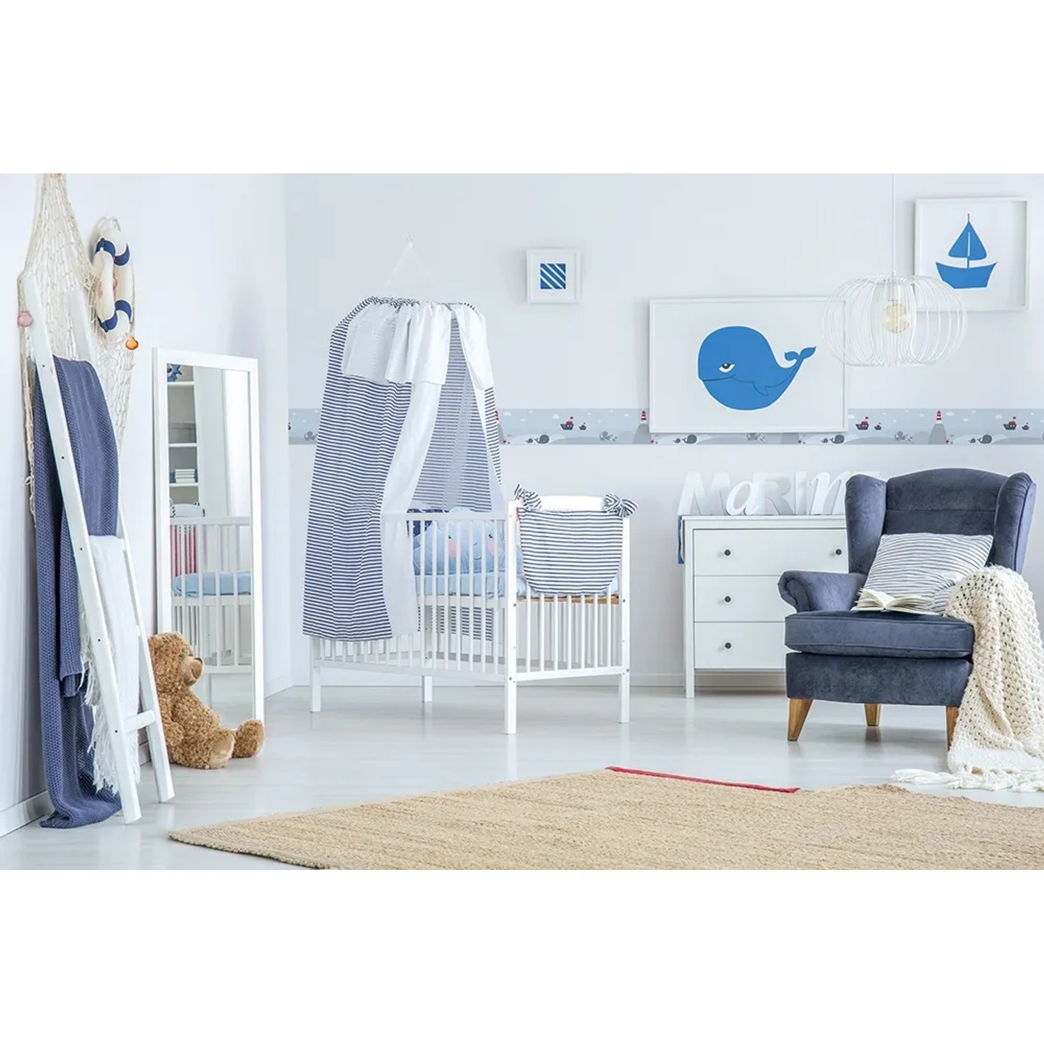 Kinderzimmer mit A.S. Création Borte Meer (Blau-Grau) an der Wand.