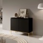 Selsey Sideboard Bemmi schwarz mit goldenen Beinen. Modernes, griffloses Design mit zwei Türen, dekoriert im Wohnzimmer.
