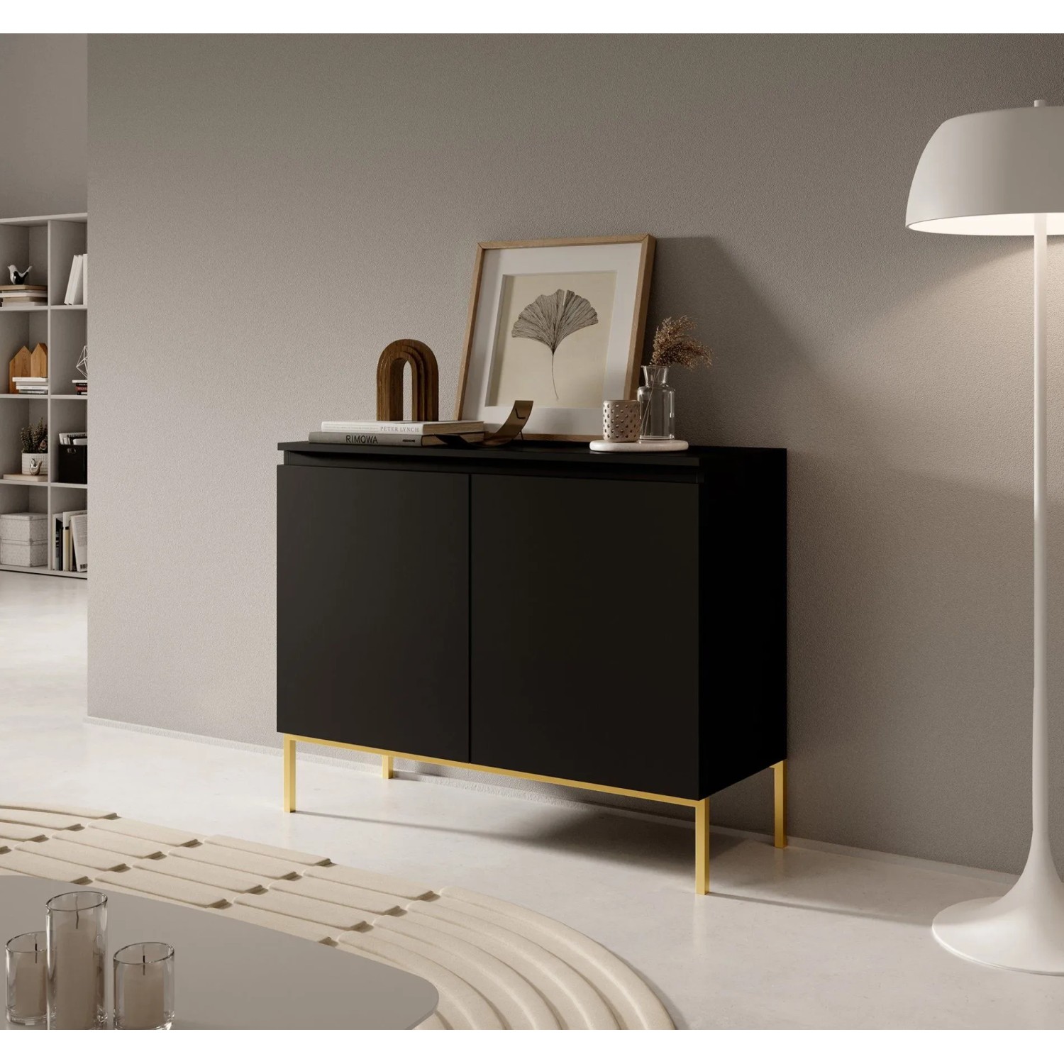Selsey Sideboard Bemmi schwarz mit goldenen Beinen. Modernes, griffloses Design mit zwei Türen, dekoriert im Wohnzimmer.