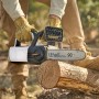 Litheli Akku-Kettensäge beim Sägen von Holz. Kompakte 2x20V Kettensäge mit Akku.