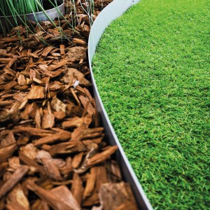 Bellissa Rasenkante Spina, verzinkt, im 2er Set, trennt Rasen von Beet mit Rindenmulch.