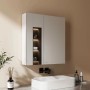 Emke Spiegelschrank 60x65 cm mit zwei weißen Soft-Close-Türen, eine offenbart beleuchtete Glasregale im modernen Bad.