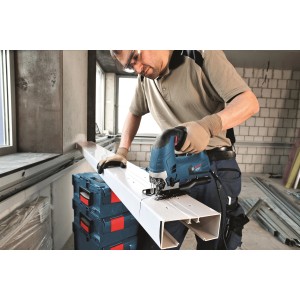 Mann sägt mit blauer Bosch Professional Stichsäge GST 90 BE ein Werkstück. Stichsäge für Profis.