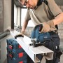 Mann sägt mit blauer Bosch Professional Stichsäge GST 90 BE ein Werkstück. Stichsäge für Profis.