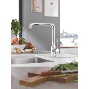 Grohe Essence Küchenarmatur: Einhebelmischer in Chrom mit hohem, schwenkbarem Auslauf.