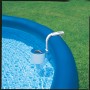Intex Einhängeskimmer Deluxe am Poolrand, zur Reinigung der Wasseroberfläche.