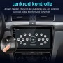 Junsun 10 Zoll Autoradio im Skoda Superb 2. Display zeigt Lenkradsteuerung, Hand bedient Tasten für Navigation, Musik.