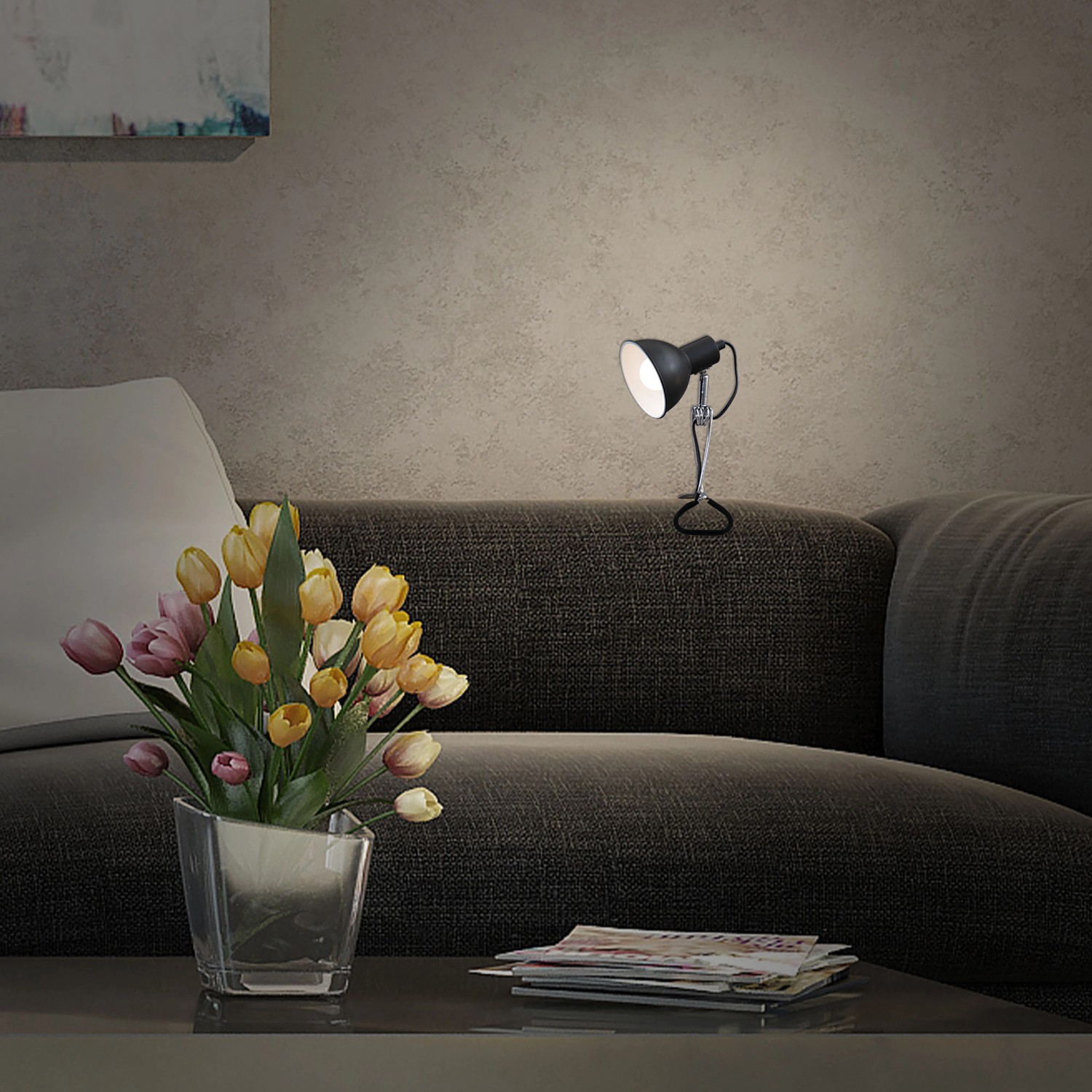 Schwarze Briloner Klemmleuchte mit Kabelschalter auf Sofa, flexible Leselampe.