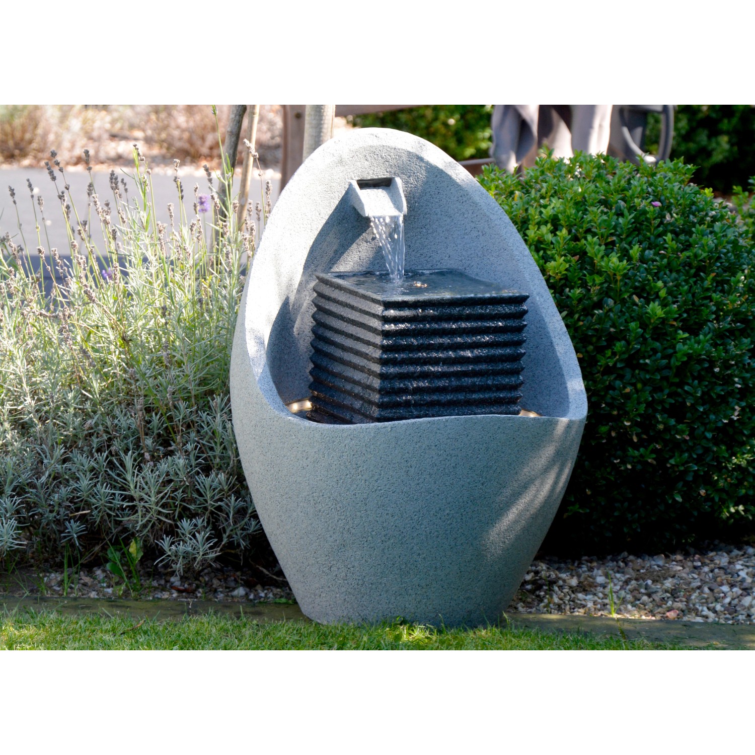 Großer DesignGartenbrunnen in EiForm 49,5 cm x 49,5 cm x 66,5 cm