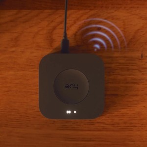 Schwarze, kabellose Philips Hue Bridge Pro für smarte Lichtsteuerung.