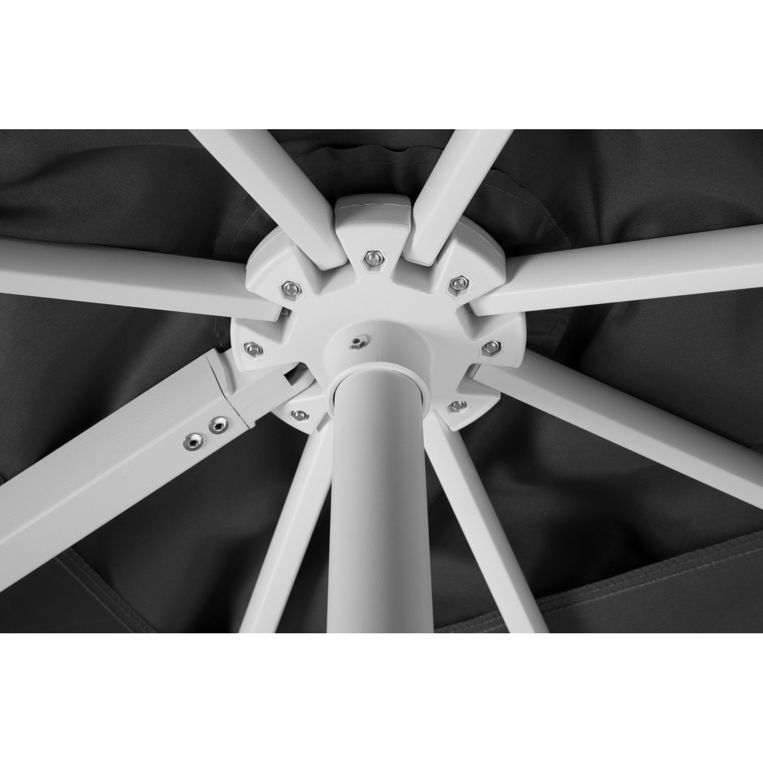 Detailaufnahme: Weißes Gestell und anthrazitfarbener Bezug des Schneider Ampelschirm 360x300 cm.