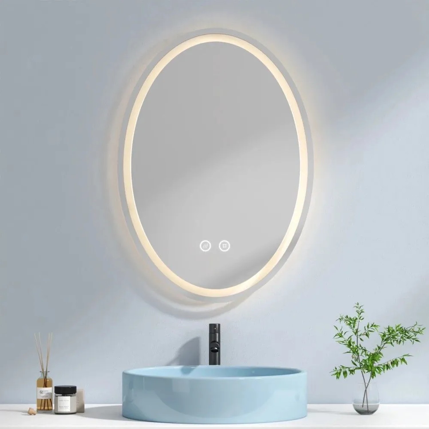 Ovaler Emke Badspiegel mit LED-Beleuchtung und Antibeschlag-Funktion über einem Waschbecken im modernen Bad.